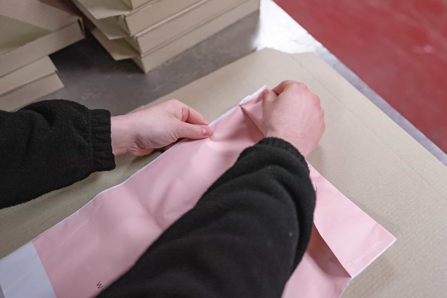 Duo Packaging Operator testing DuoOptipac mailing bag tac-down handle.